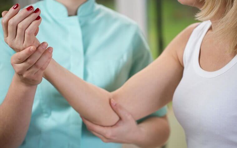 Undersökning av armbågen.