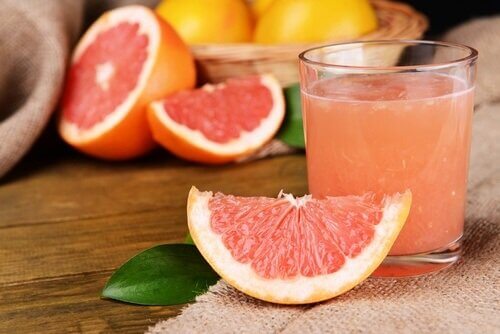 Glas med grapefruktjuice.