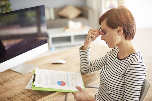 Kvinna som ser trött ut.