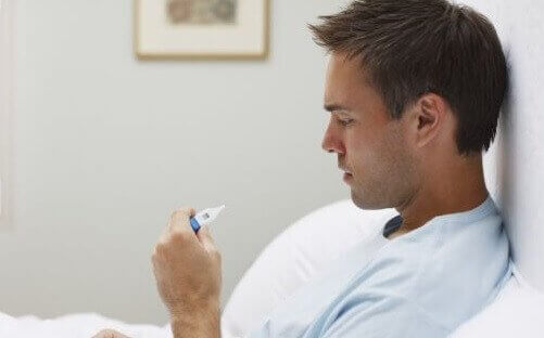 Man som tar temperaturen.