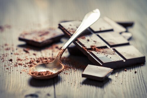 Mörk choklad och sked.