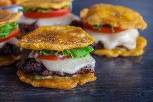 Lär dig att göra patacones (friterade gröna kokbananer)