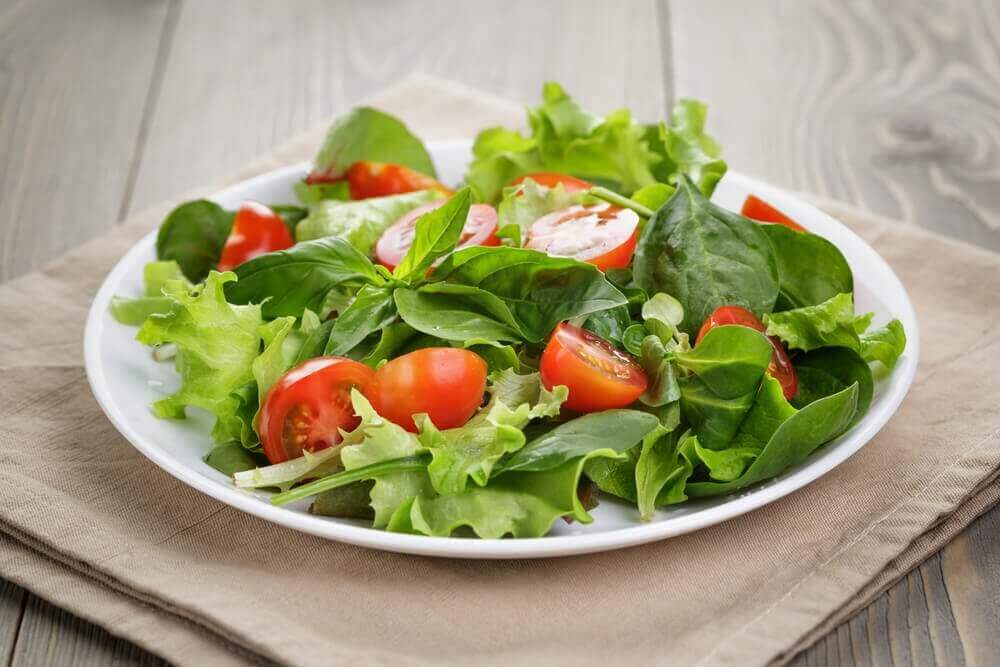 Sallad med tomat - en av många dieter som avgiftar levern