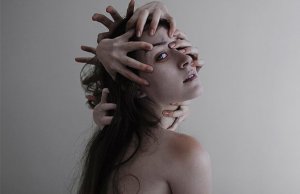 Tjej som ska tänka självständigt