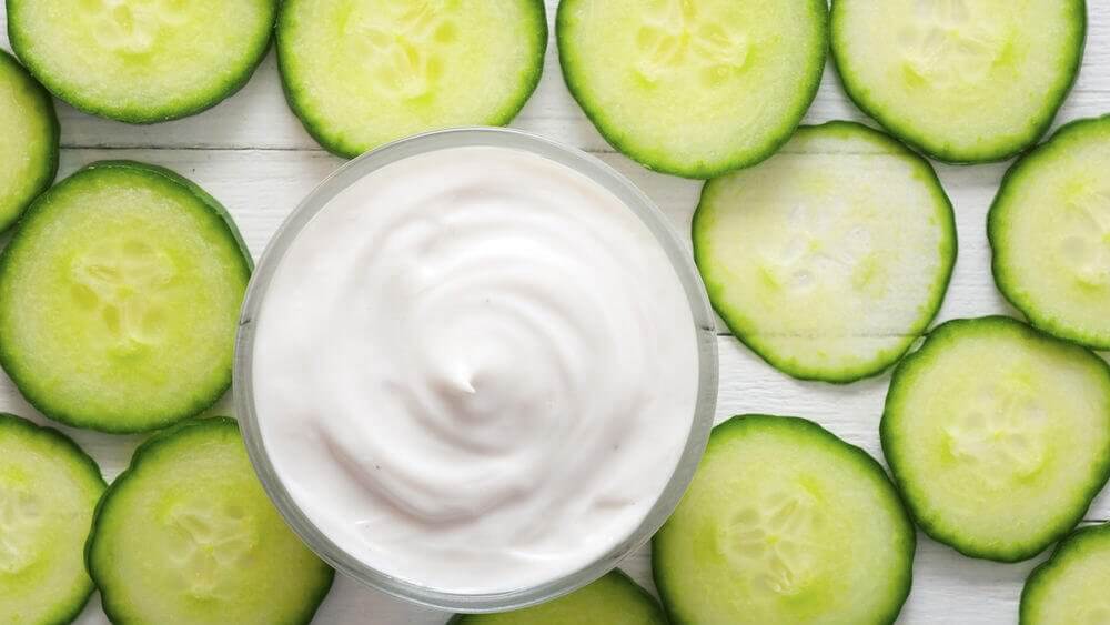 Gurka och yoghurt passar utmärkt ihop med ananassallader