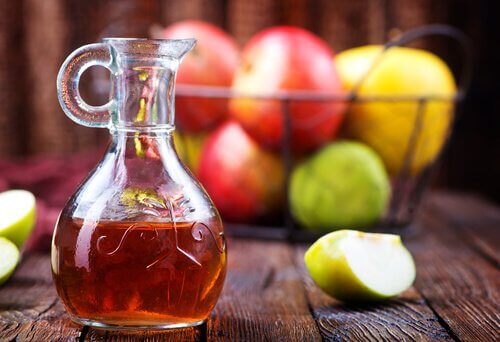 Äppelcidervinäger och äpplen.