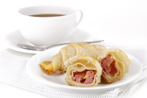 Kaffe och bröd med kalkon.
