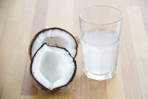 Det finns många hälsofördelar med kokosvatten