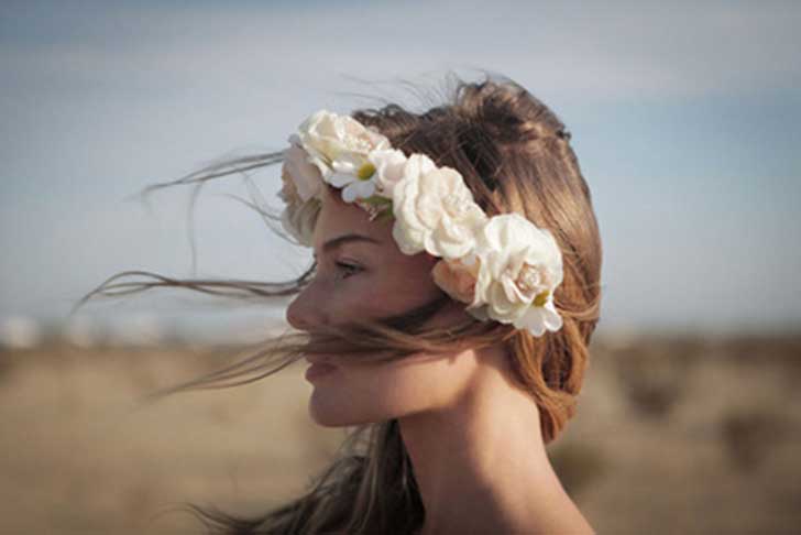 Kvinna med blommor i håret.