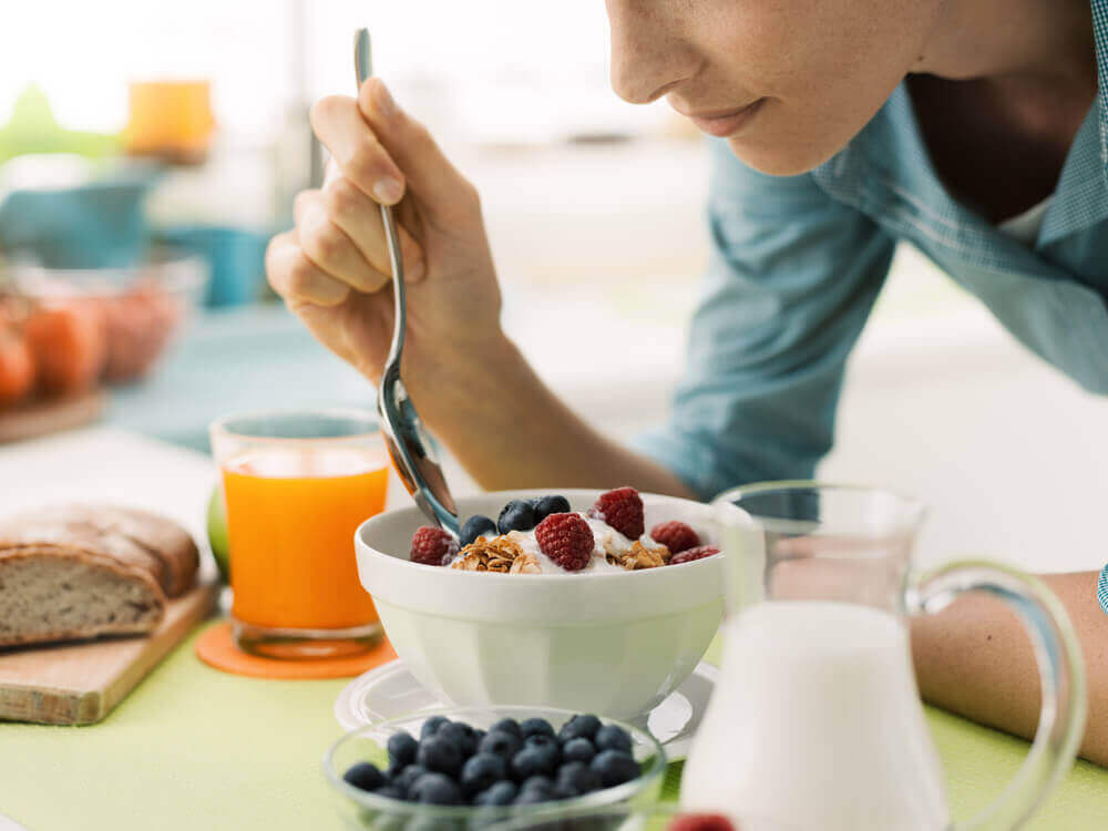 Kvinna som äter frukost.
