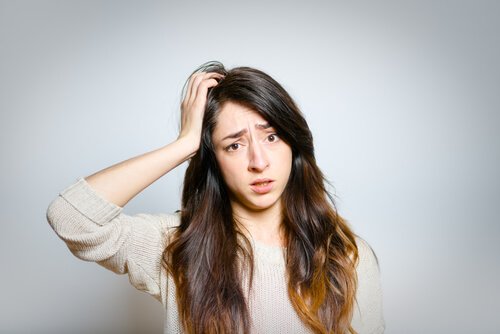 Kvinna som ser förvirrad ut.