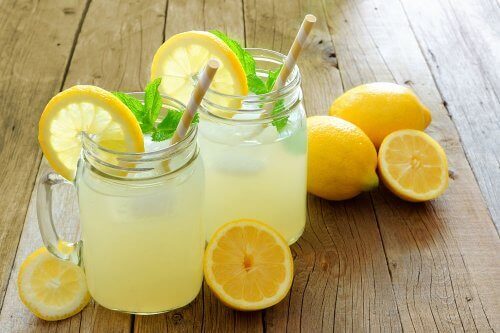 Bidrar vatten med citron och linfrön till viktnedgång?