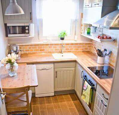 Litet kök med bord.