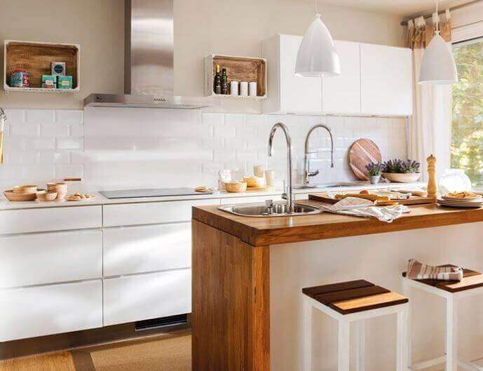 Ljust kök med trämöbler.