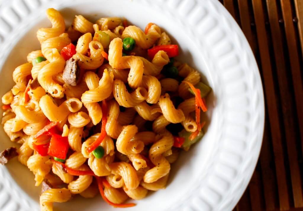 Makaroner på tallrik.