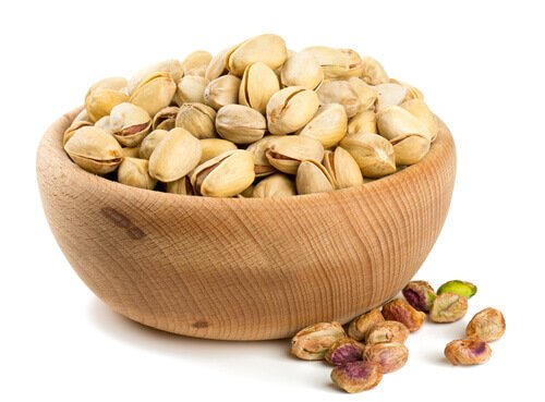 Pistagenötter i träskål.
