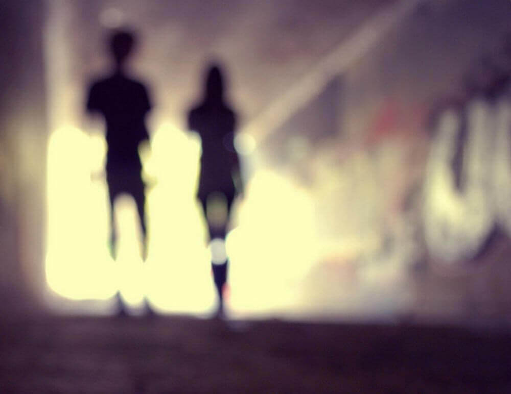 Suddig bild av ett par.