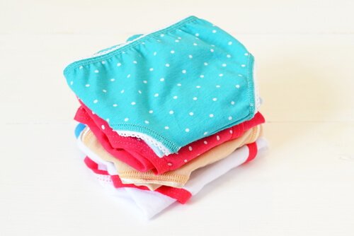 Vikta underkläder i hög.