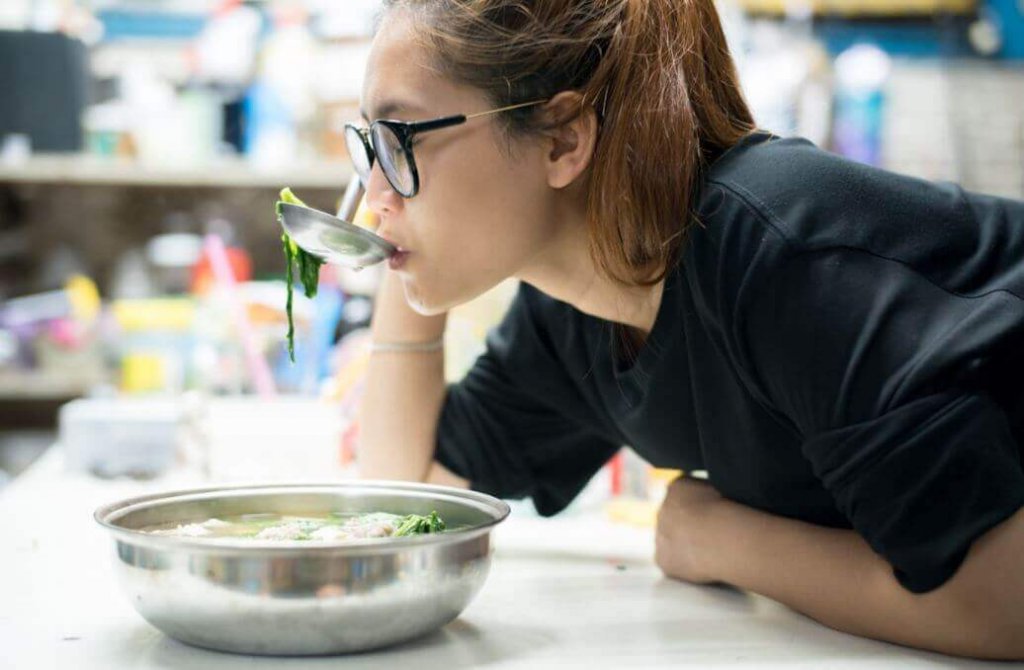 Kvinna följer dieten med kålsoppa