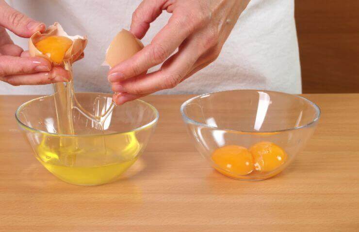 Äggulor i skål.