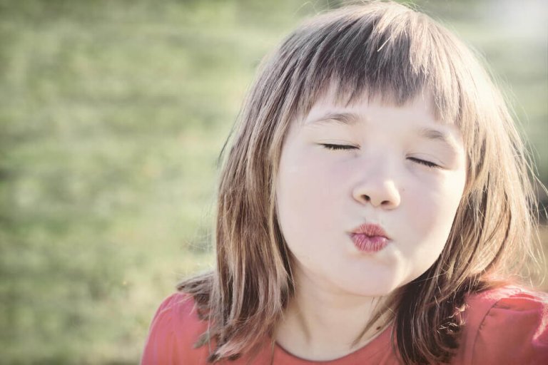 Tvinga inte barn att hälsa med pussar och kramar