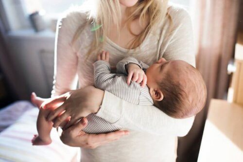 Bebis i sin mors armar.