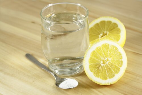 Citron, bikarbonat och vatten.