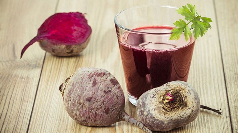 Ett glas rödbetsjuice.