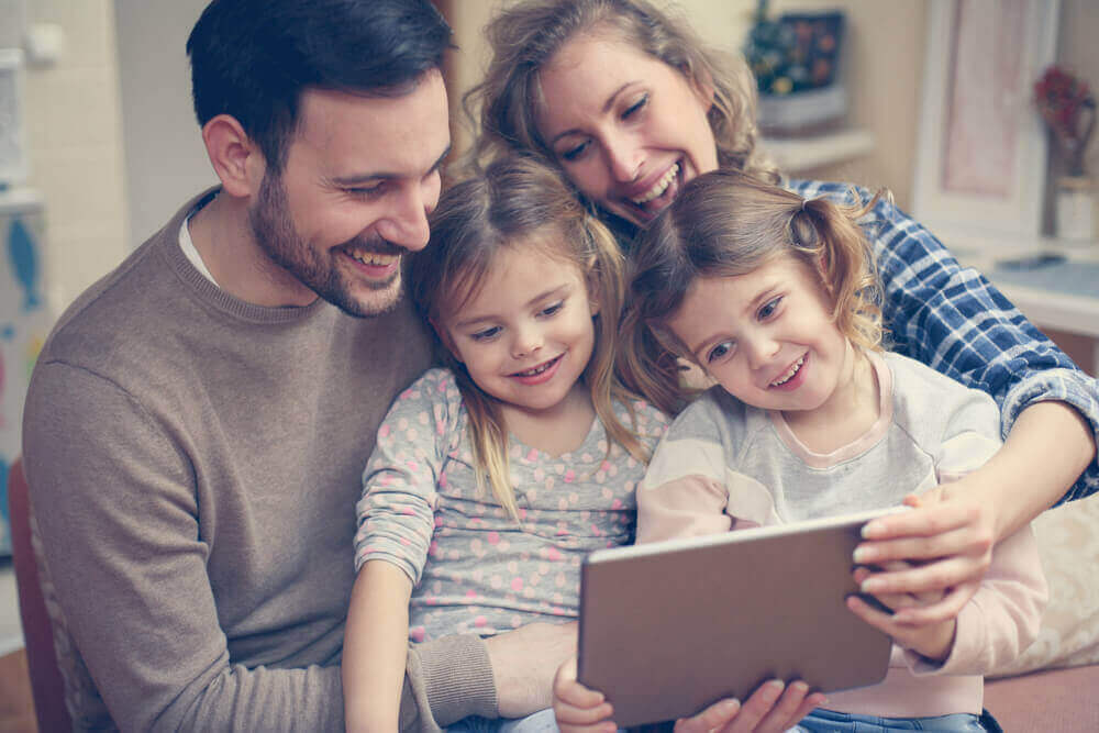 Familj som tittar på en surfplatta