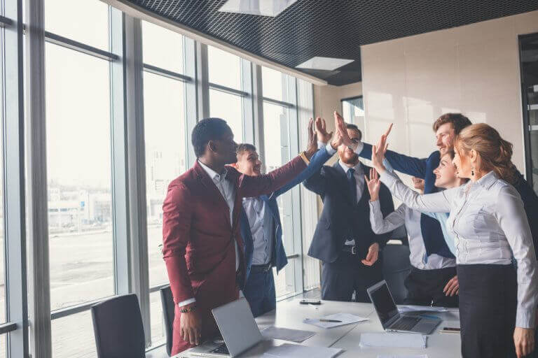 Kolleger på kontoret.