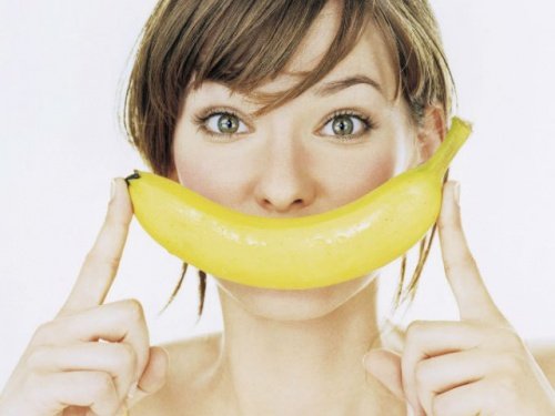 Kvinna med glad banan.