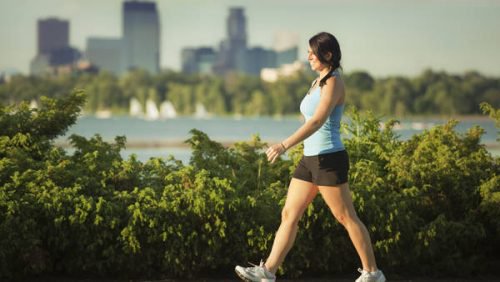 Kvinna som går på promenad.