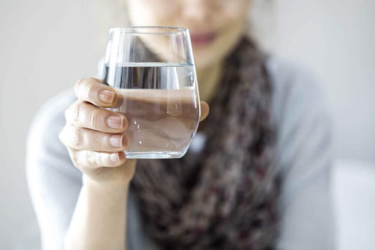 Dricka vatten för att gå ner i vikt - fungerar det?