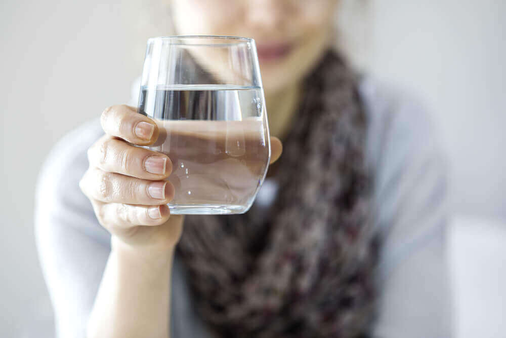 Dricka vatten för att gå ner i vikt – fungerar det?