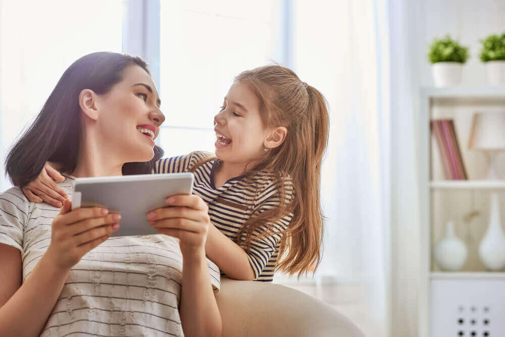 Mamma och dotter använder surfplatta
