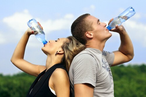 Dricka vatten för att gå ner i vikt