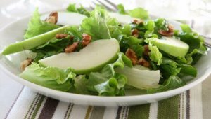 Smarrig sallad med selleri och grönt äpple