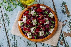 Hur man tillreder en utsökt sallad med rödbetor