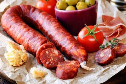 Tillsätt chorizo ​​i tortillan