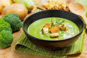 Krämig broccolisoppa med pocherade ägg