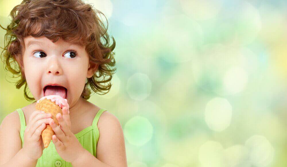 Barn som äter glass.