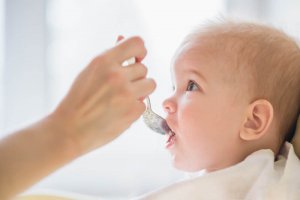 8 livsmedel du inte bör mata bebisar med