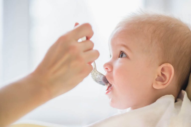 8 livsmedel du inte bör mata bebisar med