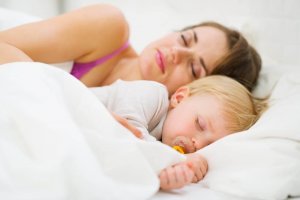 Så lär du din bebis att sova hela natten