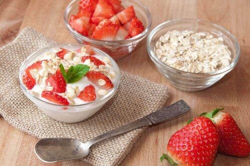 Ät havregryn och yoghurt till frukost