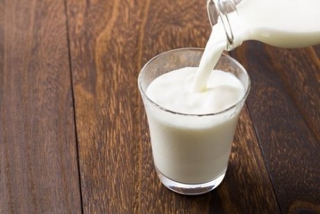 kall mjölk hälls upp i glas