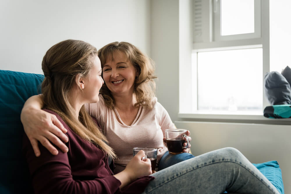 Mamma och dotter i soffan.