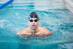 Lär dig tekniker för att simma i en pool