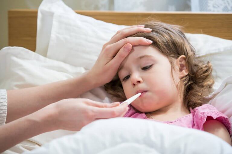 Barn med feber och torrhosta