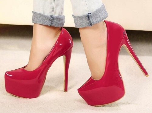 högklackade röda skor